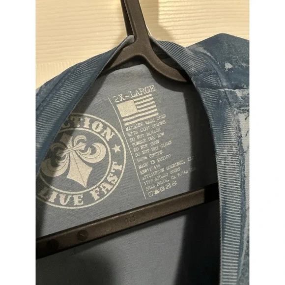 AFFLICTION Tee Live Fast Fleur de Lis T-shirt Short Sleeve Blue Black White Aop - Picture 3 of 9